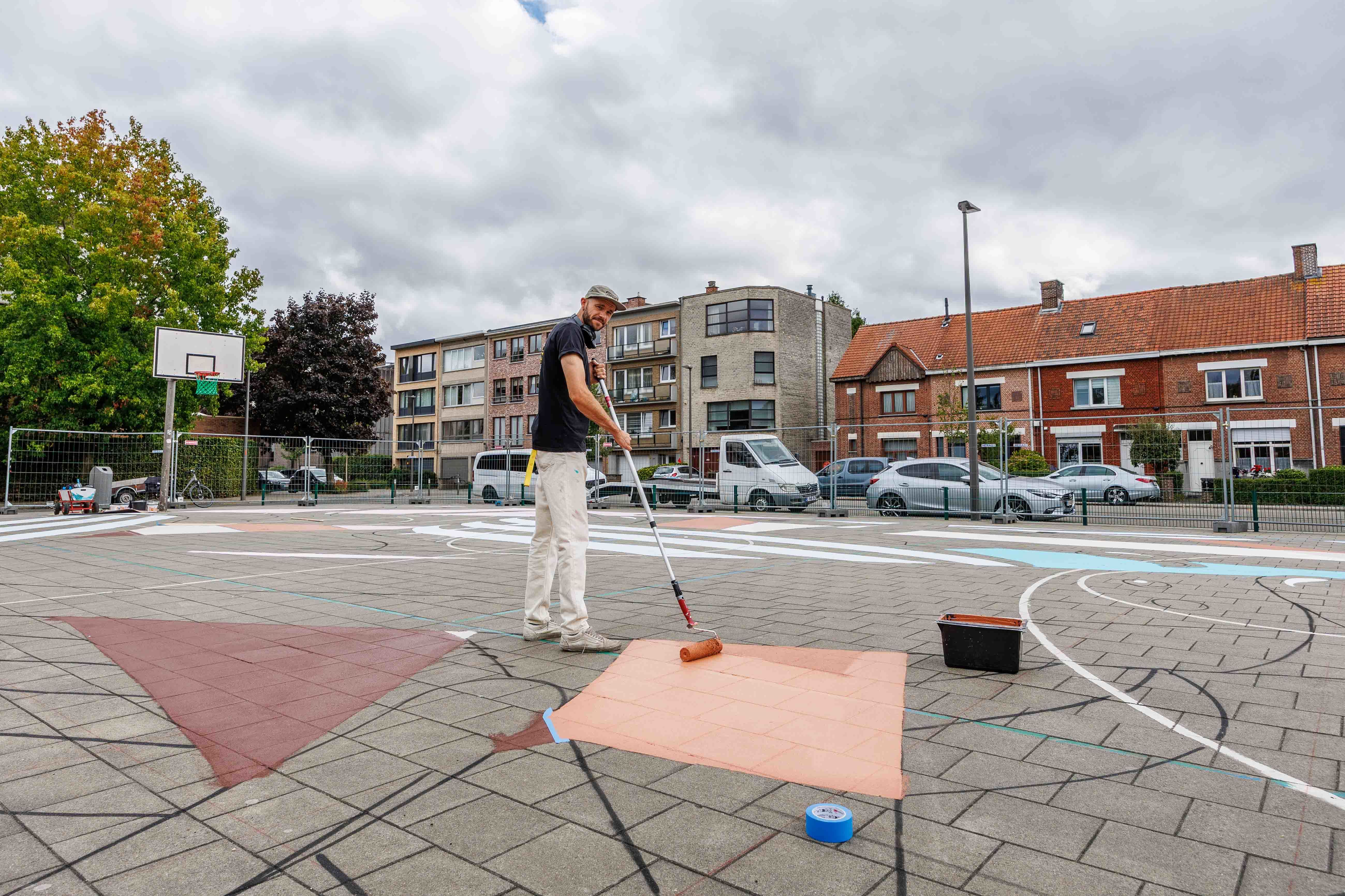 Eltipo aan het werk op het basketterrein van de Griffier Schobbenslaan.